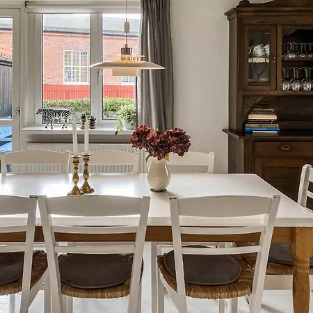 4 Bedroom Beautiful In بيت للعطل *
