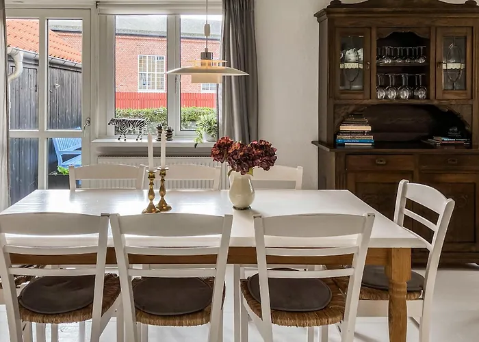 4 Bedroom Beautiful In Σπίτι διακοπών *
